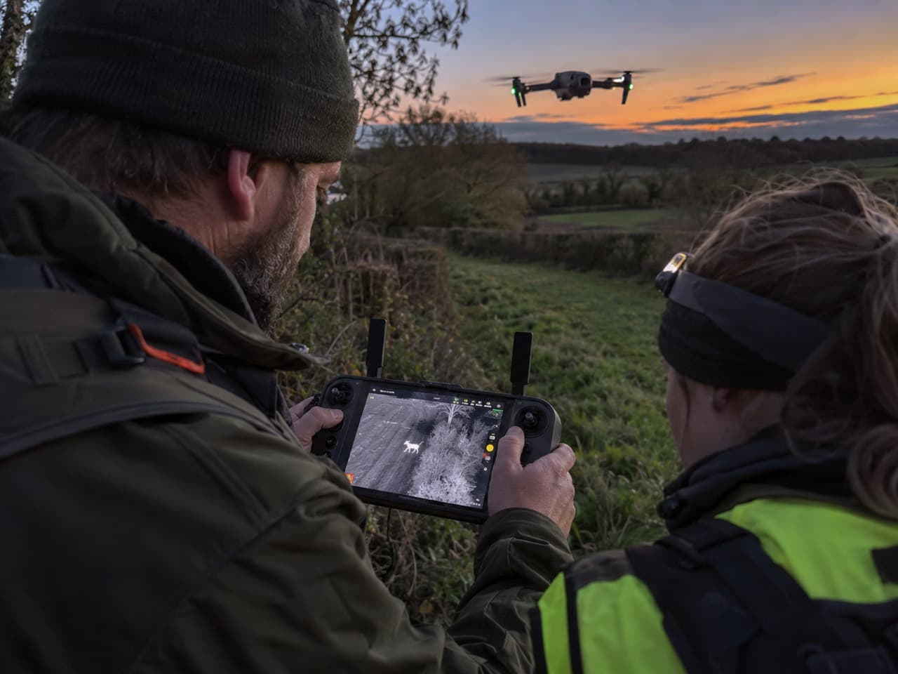 Équipe observant l’écran de contrôle d’un drone pendant une recherche à Rouen