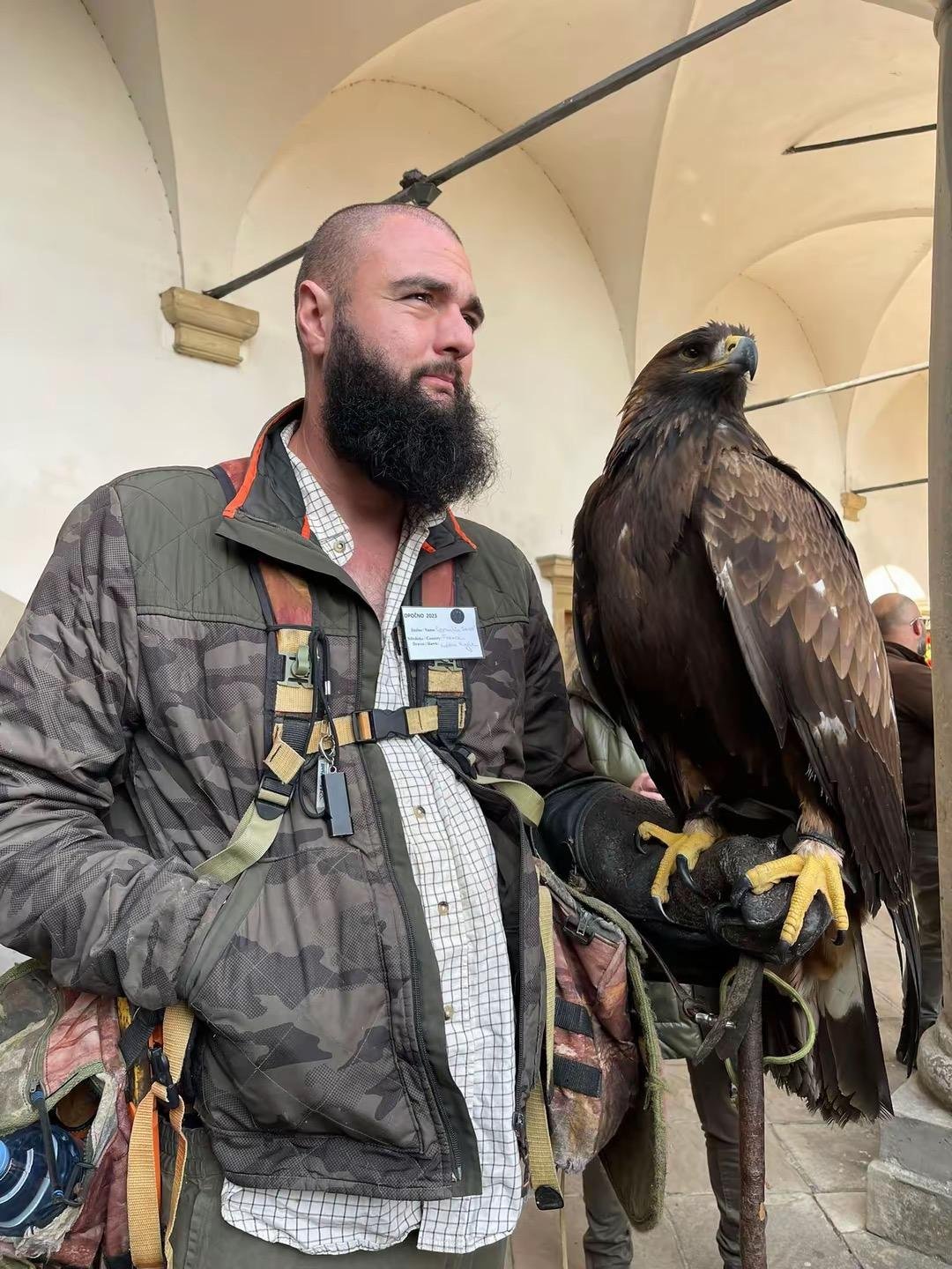 Personne portant un rapace sur un gant de fauconnerie